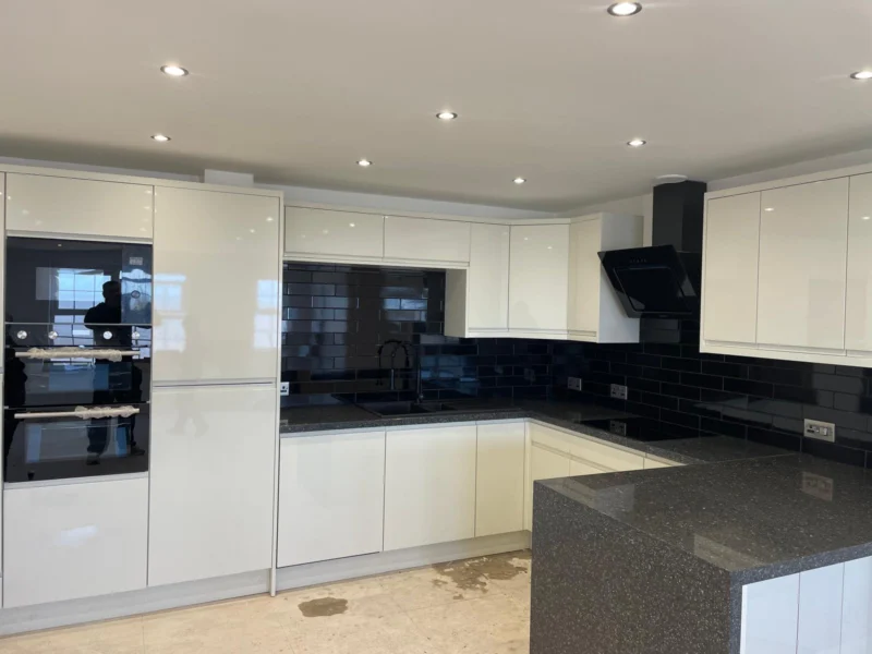 Cream gloss, black metro tiles – kitchen fitted by Cash and Carry Kitchens, Blackpool