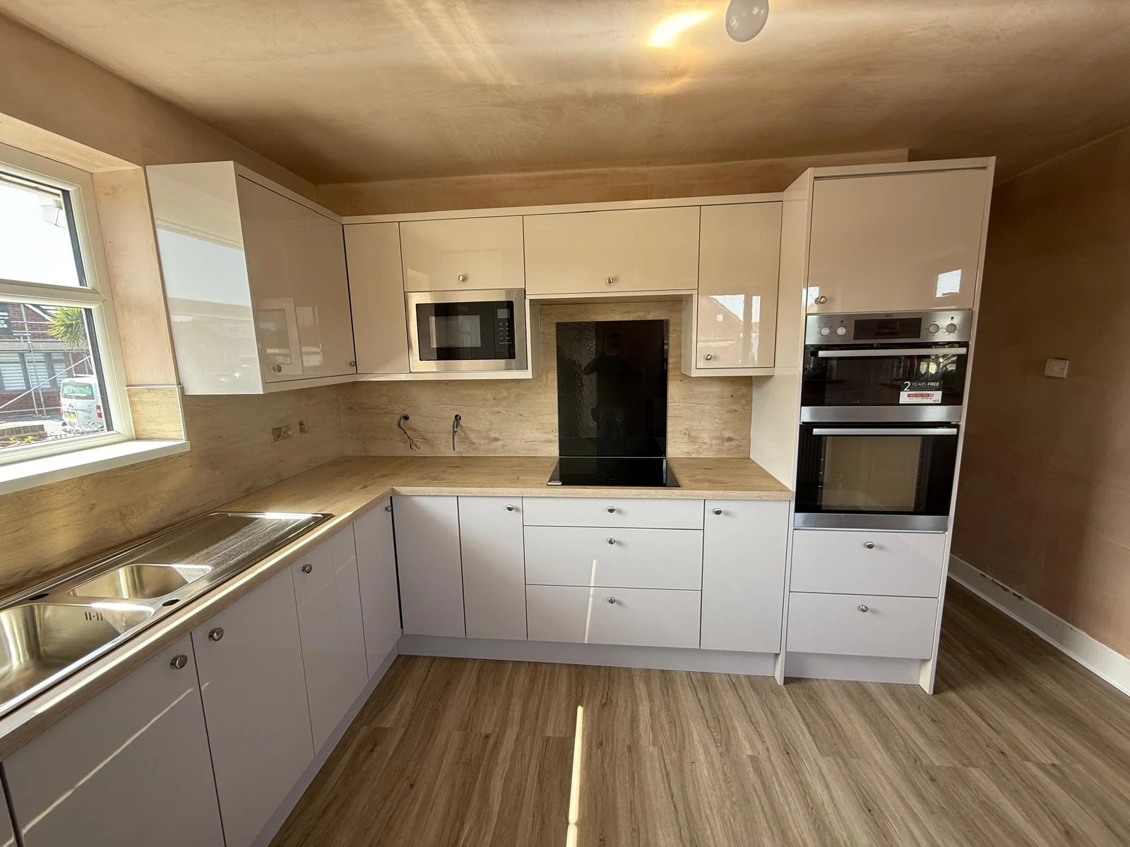 White gloss kitchen with oak worktop